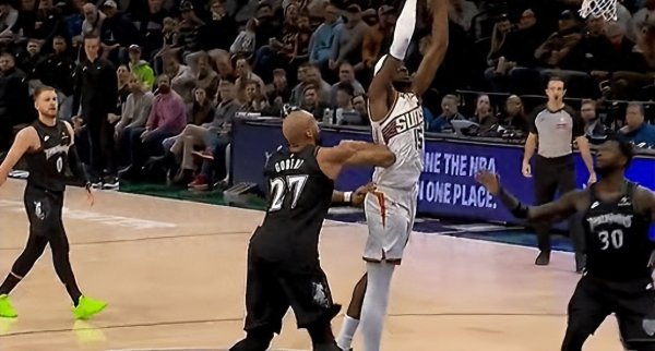 恶劣! 戈贝尔被马威一级恶犯打中眼睛 重击后者腰部二级恶犯被收场