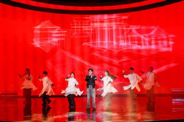 2025微博竞燃之夜柯洁获奖 跨界带来新歌舞台首秀