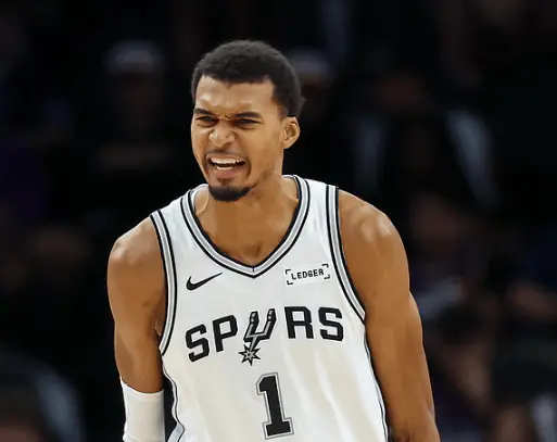 文班亚马被列为不错出战，预测在对阵雷霆的半决赛中复出