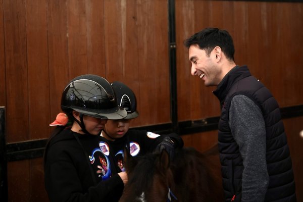 华天现身上海践诺马术文化，2025马房惩办挑战大赛“润物细无声”