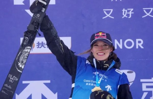 谷爱凌宇宙杯逆转夺冠，在“福地”三连冠，赛后称“自信要从锻练运转”，海外雪联祈福