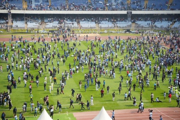 多数球迷冲场!印媒：因处分杂乱+安全原因 梅西被动提前贬抑绕场