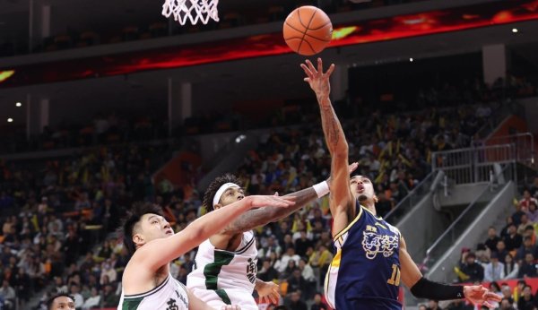 广东险胜扯出最洪流货，胡明轩真不是中枢，600万顶薪分徐杰一半