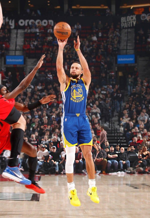 开荒者赛季三杀英豪适度三连败 库里12记三分空砍48分