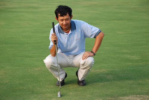 原广州太阳神队左后卫，退役后转投其他体育方法，沈嵘