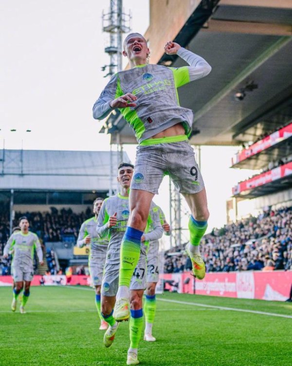 曼城3-0轻汲水晶宫！福登回暖谢尔基成“新丁丁”，阿森纳压力大