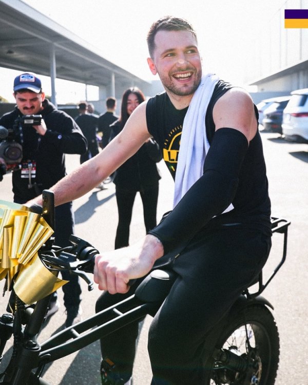 什么伟人队友! 东契奇赛季初给队友送球鞋 今天又送电动自行车