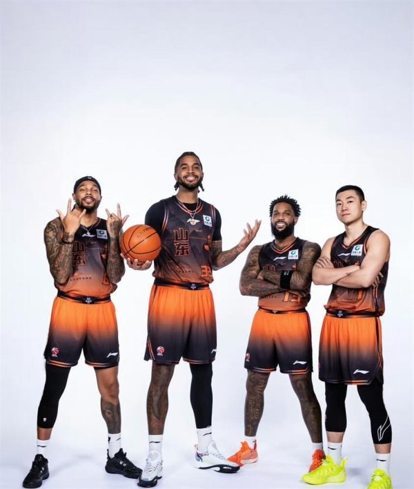 山东男篮外助水土抵抗，高诗岩又慢热，这赛季开局真让东谈主抓把汗！