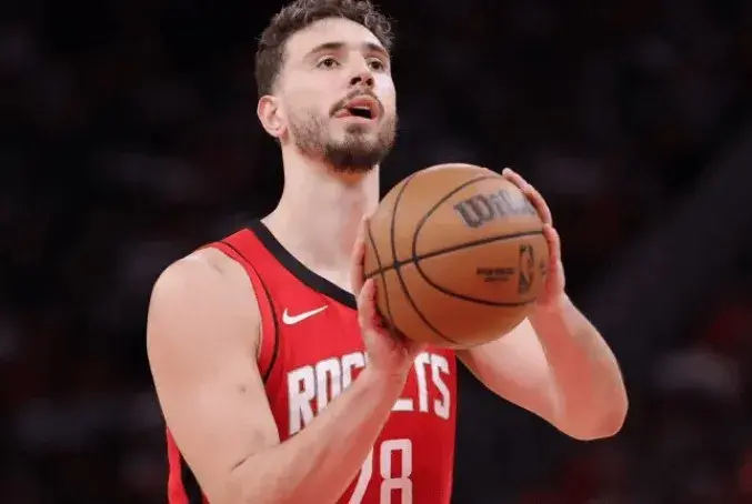 申京是火箭五子里最接近锻真金不怕火的，他是当今的火箭战术中枢，火箭的表里线球员的链接当今主要就靠他