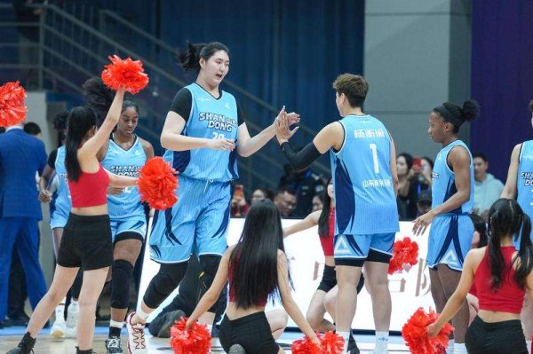 “小巨东说念主”张子宇迎来WCBA首秀 孝敬15分6篮板