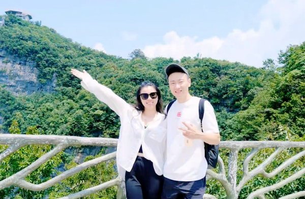 中国奥运冠军配偶秀恩爱, 她甘冒“小三”骂名坚执嫁给小4岁情郎