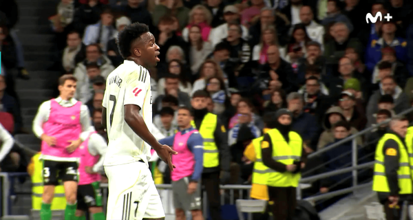 维尼场上向阿隆索怀恨: 你跟贡萨洛说, 他得传一次至少一次