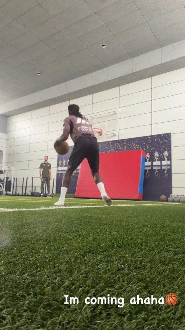 弹无虚发！卡马文加秀篮球时间，联贯4次远投射中