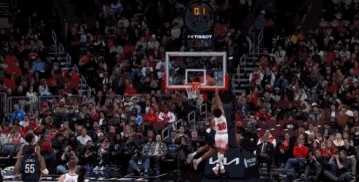 电光火石！特雷·琼斯欧洲步压哨上篮得分