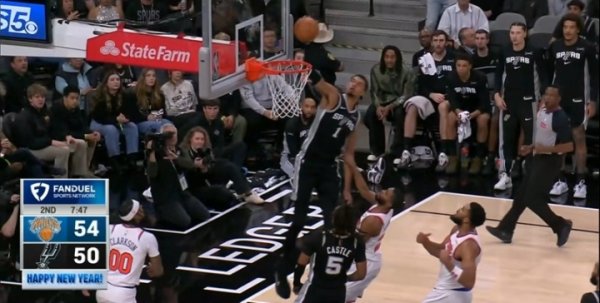 怪物大蜘蛛！文班全力冲刺升起 单手接球空接抡扣 视觉张力拉满