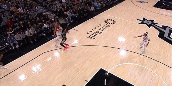 拆炸弹顺利！唐斯外线接锅点起驻扎压哨形成三分犯规