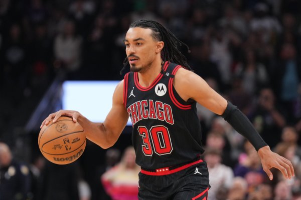 太秀了！特雷·琼斯变向晃倒霍金斯助攻队友得分