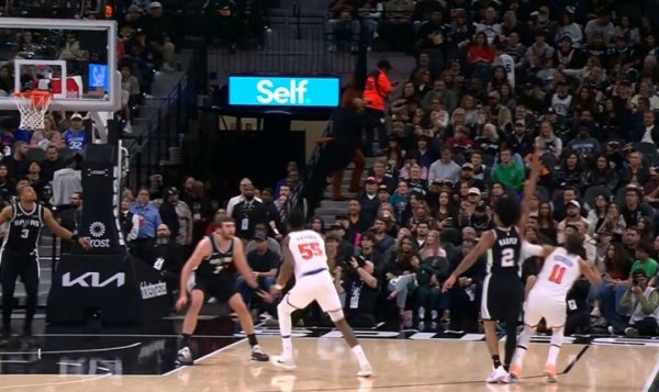 哈珀扑防布伦森三分致其倒地 裁判回看之后升级为一级坏心