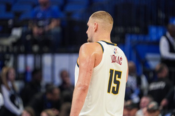 望无大碍！约基奇半场14中9砍下21分5板8助 疑似膝盖过度伸展受伤